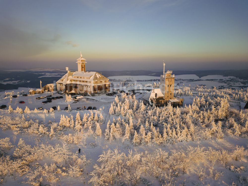 Luftbild Oberwiesenthal - Winterluftbild Wintersportgebiet am Fichtelberghaus in Oberwiesenthal im Bundesland Sachsen, Deutschland