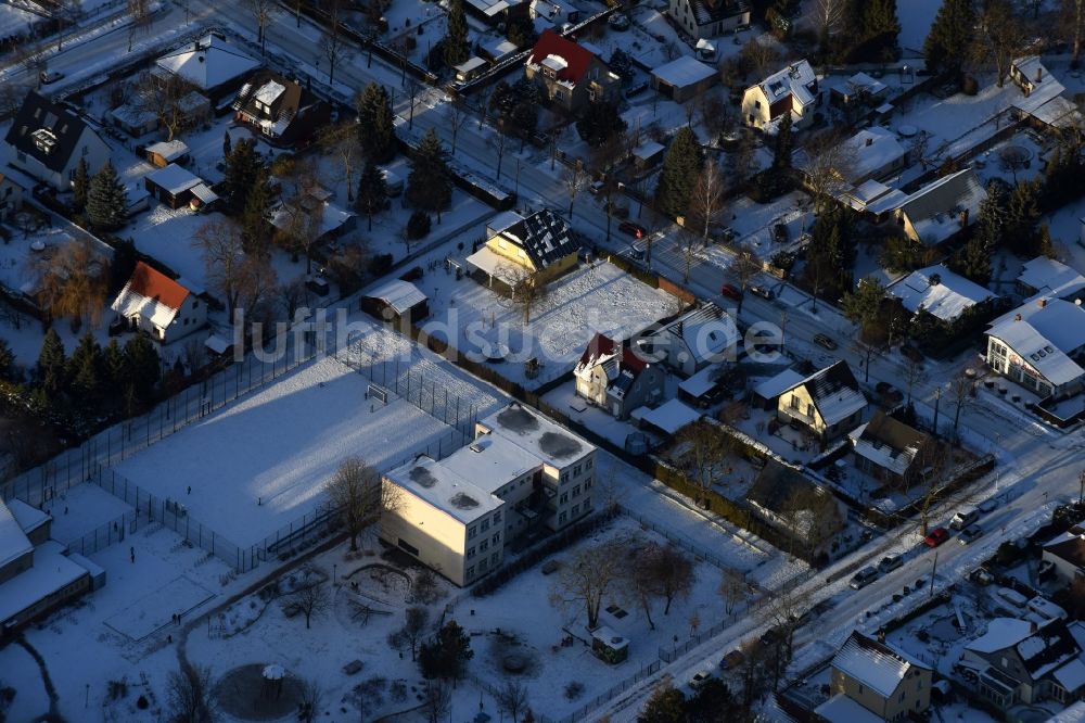 Luftbild Berlin - Winterluftbild Wohngebiet einer Einfamilienhaus- Siedlung Bergedorfer Straße - Eichenstraße im Ortsteil Kaulsdorf in Berlin