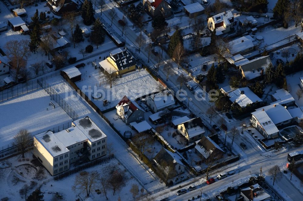 Luftaufnahme Berlin - Winterluftbild Wohngebiet einer Einfamilienhaus- Siedlung Bergedorfer Straße - Eichenstraße im Ortsteil Kaulsdorf in Berlin