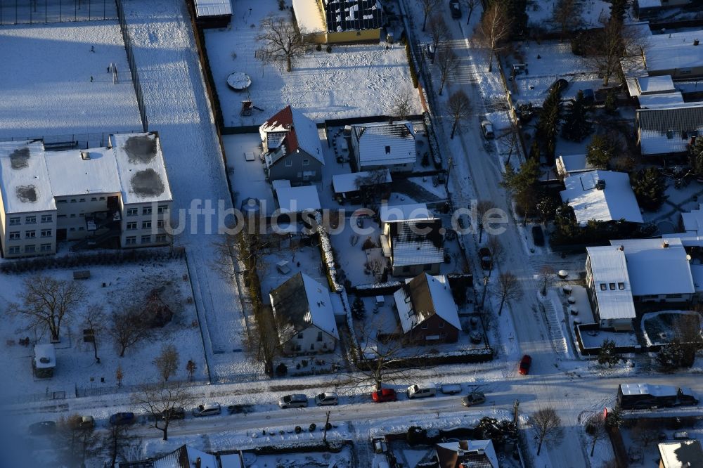 Berlin von oben - Winterluftbild Wohngebiet einer Einfamilienhaus- Siedlung Bergedorfer Straße - Eichenstraße im Ortsteil Kaulsdorf in Berlin