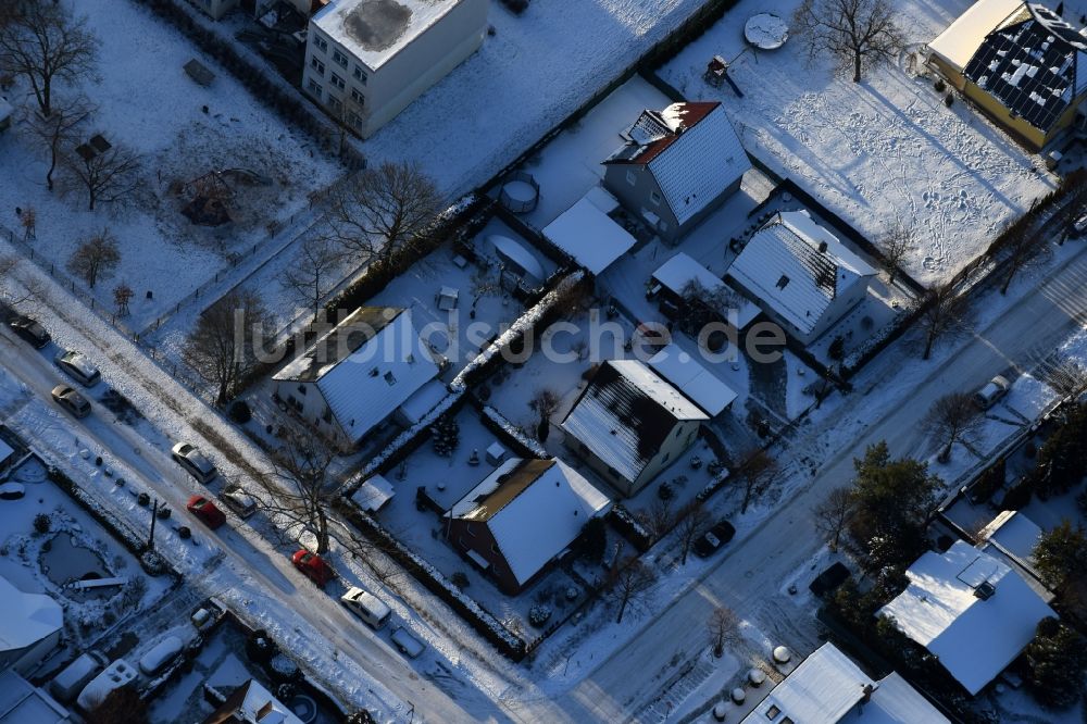 Berlin aus der Vogelperspektive: Winterluftbild Wohngebiet einer Einfamilienhaus- Siedlung Bergedorfer Straße - Eichenstraße im Ortsteil Kaulsdorf in Berlin