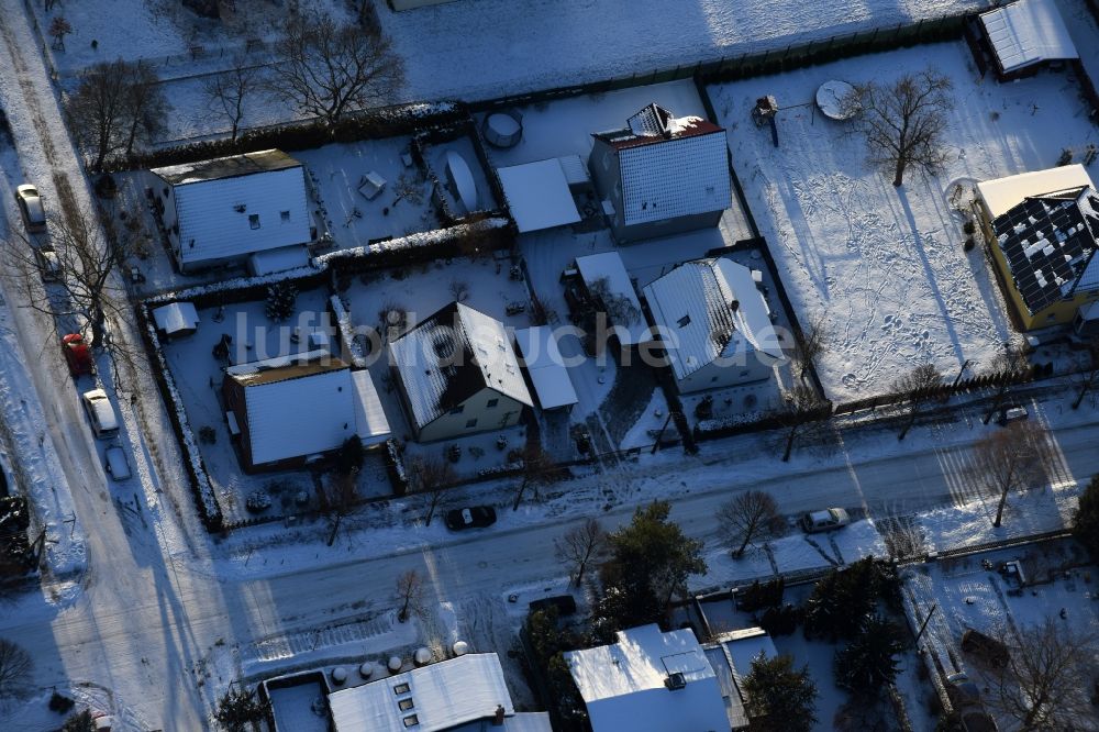 Luftbild Berlin - Winterluftbild Wohngebiet einer Einfamilienhaus- Siedlung Bergedorfer Straße - Eichenstraße im Ortsteil Kaulsdorf in Berlin