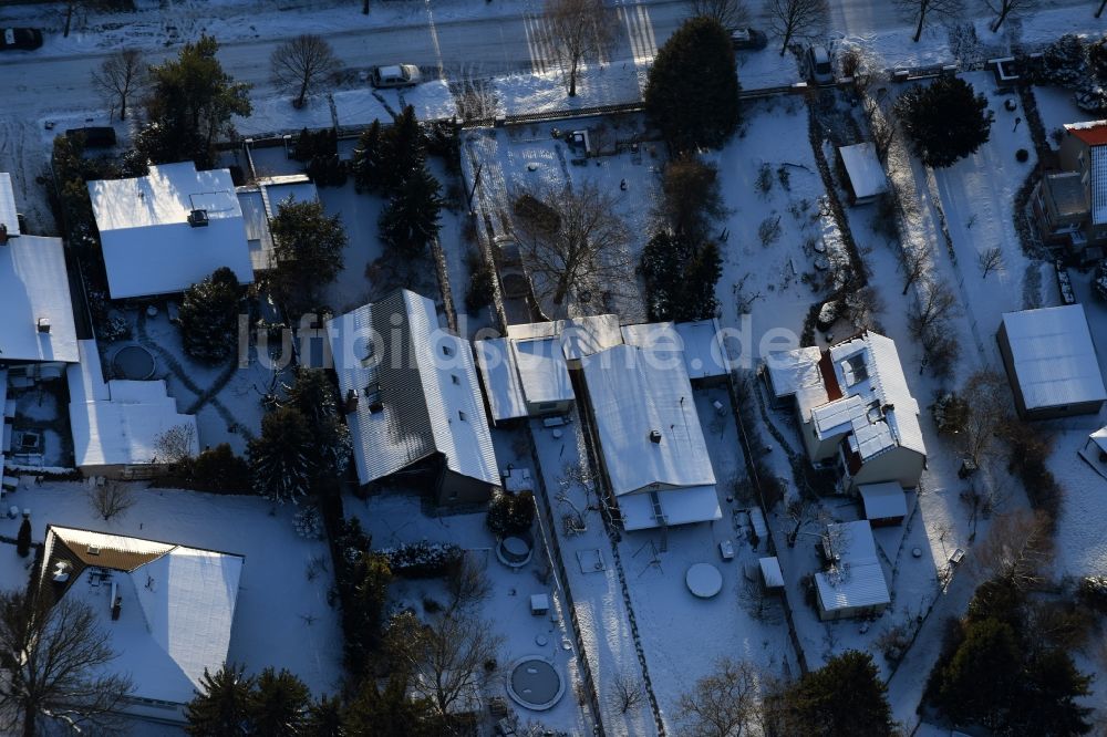 Luftaufnahme Berlin - Winterluftbild Wohngebiet einer Einfamilienhaus- Siedlung Bergedorfer Straße - Eichenstraße im Ortsteil Kaulsdorf in Berlin