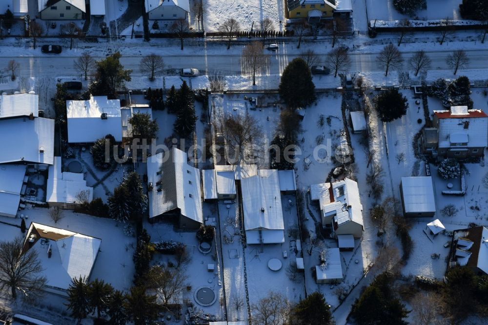 Berlin von oben - Winterluftbild Wohngebiet einer Einfamilienhaus- Siedlung Bergedorfer Straße - Eichenstraße im Ortsteil Kaulsdorf in Berlin