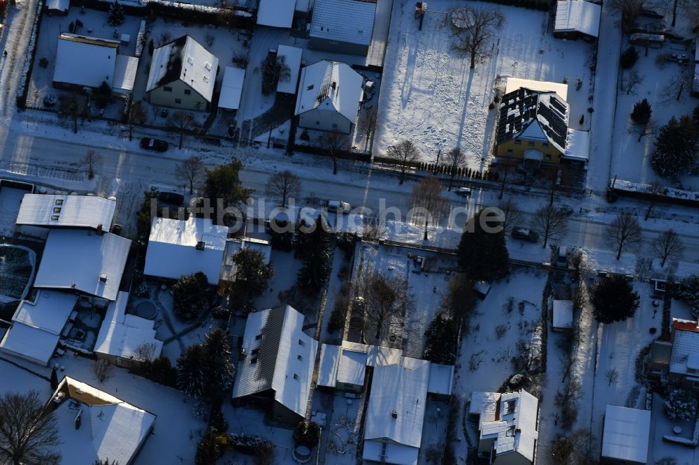 Berlin aus der Vogelperspektive: Winterluftbild Wohngebiet einer Einfamilienhaus- Siedlung Bergedorfer Straße - Eichenstraße im Ortsteil Kaulsdorf in Berlin