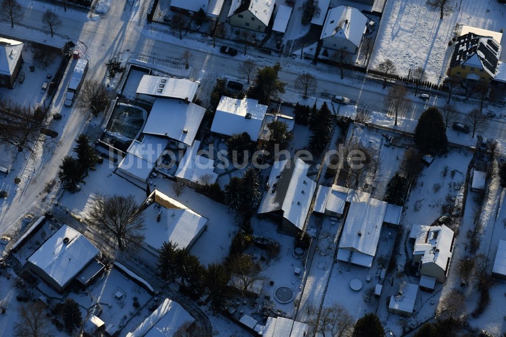 Luftbild Berlin - Winterluftbild Wohngebiet einer Einfamilienhaus- Siedlung Bergedorfer Straße - Eichenstraße im Ortsteil Kaulsdorf in Berlin