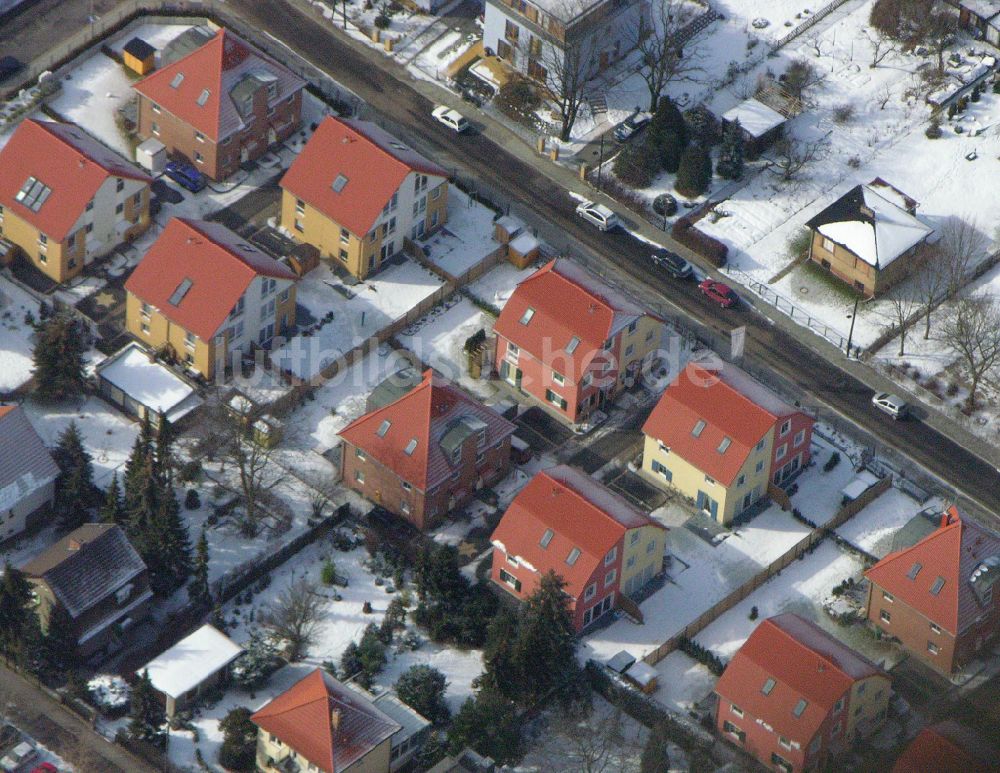 Luftaufnahme Berlin - Winterluftbild Wohngebiet einer Einfamilienhaus- Siedlung ... in Berlin, Deutschland