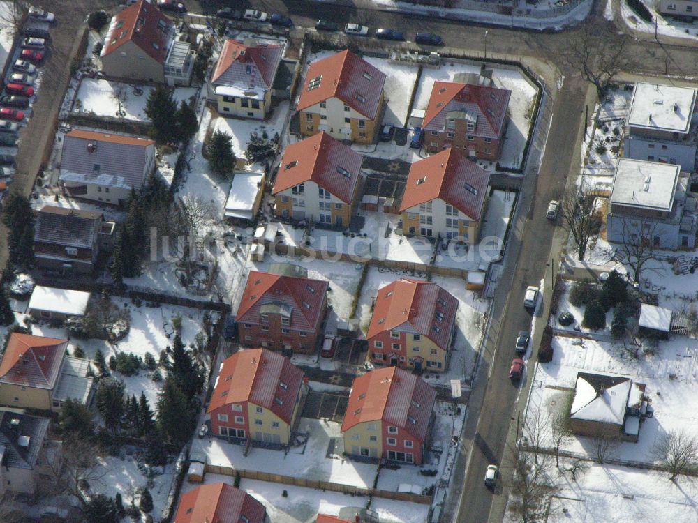 Berlin aus der Vogelperspektive: Winterluftbild Wohngebiet einer Einfamilienhaus- Siedlung ... in Berlin, Deutschland