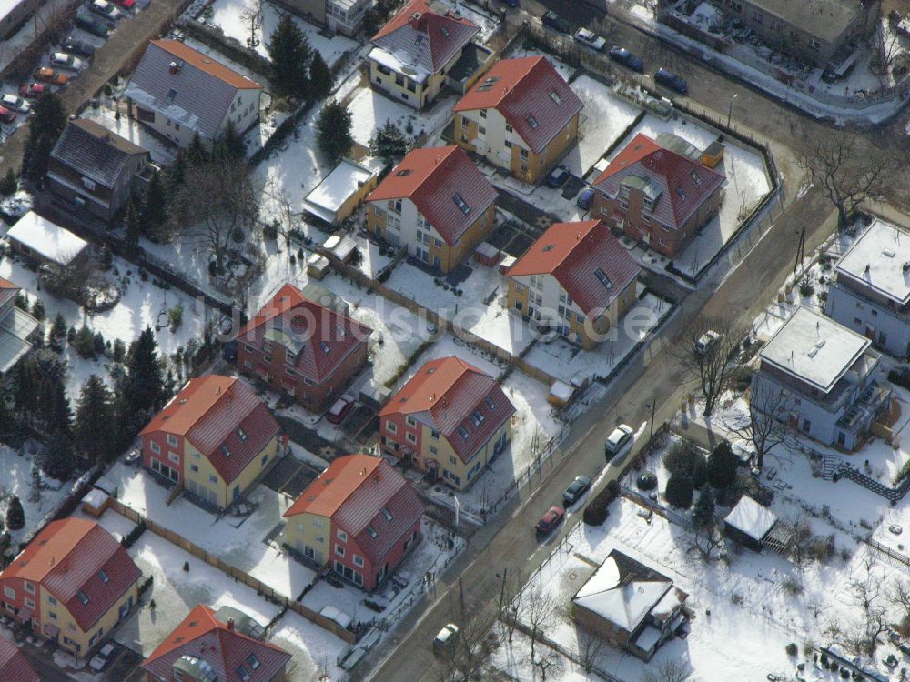 Luftbild Berlin - Winterluftbild Wohngebiet einer Einfamilienhaus- Siedlung ... in Berlin, Deutschland