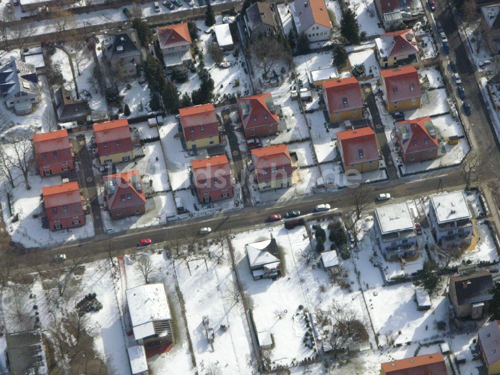 Luftaufnahme Berlin - Winterluftbild Wohngebiet einer Einfamilienhaus- Siedlung ... in Berlin, Deutschland