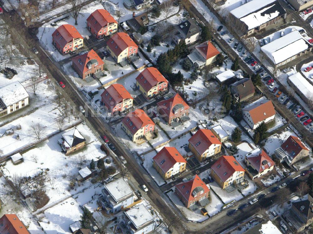 Berlin aus der Vogelperspektive: Winterluftbild Wohngebiet einer Einfamilienhaus- Siedlung ... in Berlin, Deutschland