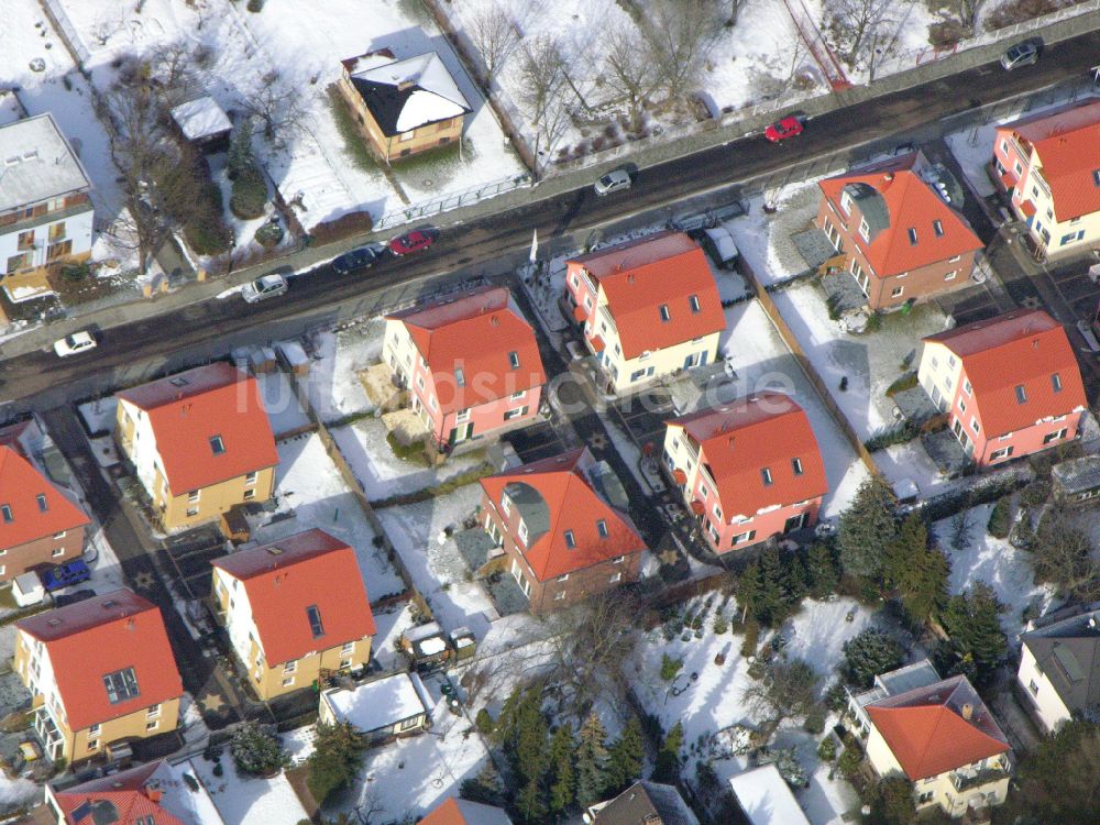 Berlin von oben - Winterluftbild Wohngebiet einer Einfamilienhaus- Siedlung ... in Berlin, Deutschland