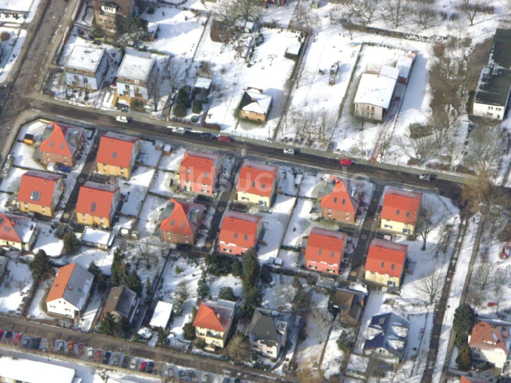 Berlin aus der Vogelperspektive: Winterluftbild Wohngebiet einer Einfamilienhaus- Siedlung ... in Berlin, Deutschland