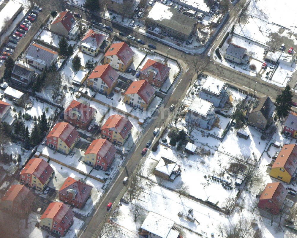 Luftaufnahme Berlin - Winterluftbild Wohngebiet einer Einfamilienhaus- Siedlung ... in Berlin, Deutschland