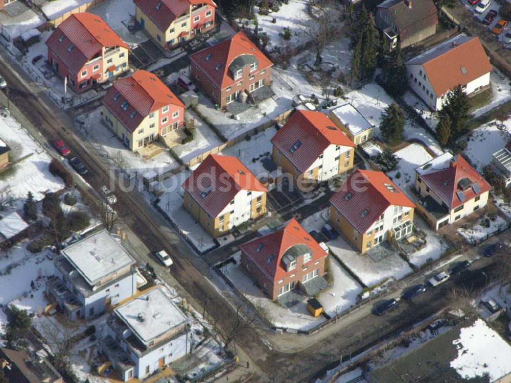 Luftbild Berlin - Winterluftbild Wohngebiet einer Einfamilienhaus- Siedlung ... in Berlin, Deutschland