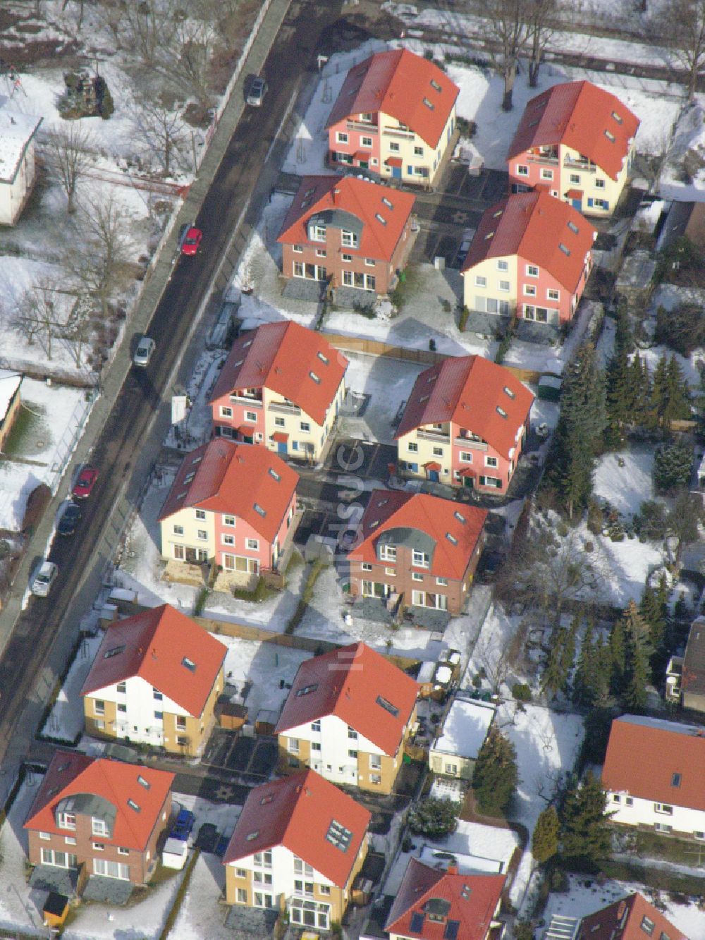 Berlin von oben - Winterluftbild Wohngebiet einer Einfamilienhaus- Siedlung ... in Berlin, Deutschland