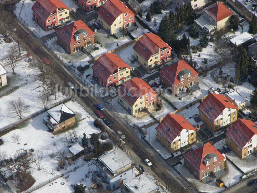 Berlin aus der Vogelperspektive: Winterluftbild Wohngebiet einer Einfamilienhaus- Siedlung ... in Berlin, Deutschland