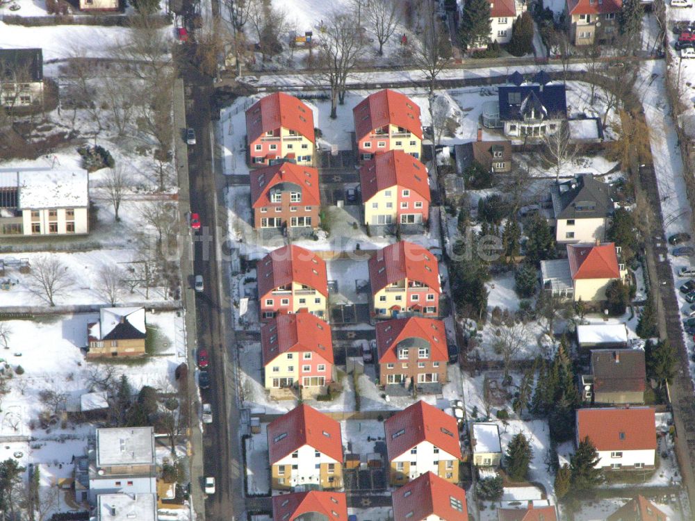 Luftbild Berlin - Winterluftbild Wohngebiet einer Einfamilienhaus- Siedlung ... in Berlin, Deutschland