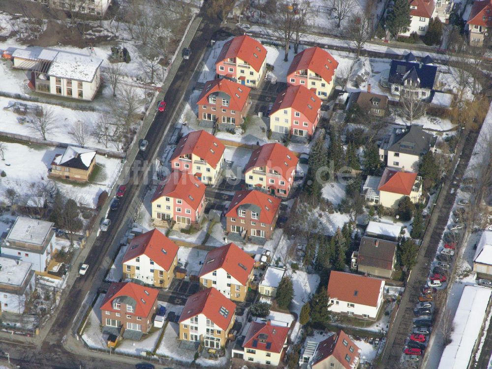 Luftaufnahme Berlin - Winterluftbild Wohngebiet einer Einfamilienhaus- Siedlung ... in Berlin, Deutschland