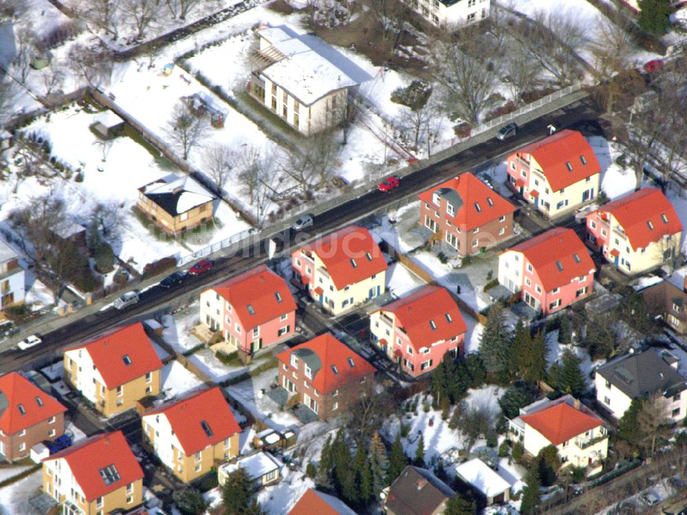 Berlin von oben - Winterluftbild Wohngebiet einer Einfamilienhaus- Siedlung ... in Berlin, Deutschland