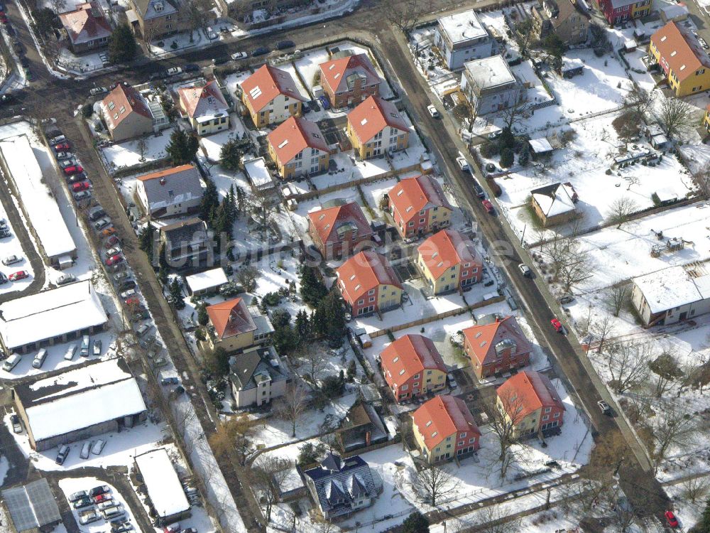 Berlin aus der Vogelperspektive: Winterluftbild Wohngebiet einer Einfamilienhaus- Siedlung ... in Berlin, Deutschland