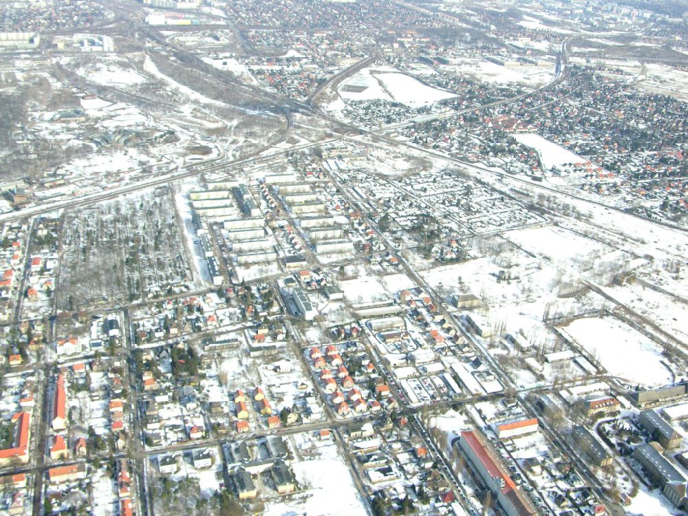 Berlin von oben - Winterluftbild Wohngebiet einer Einfamilienhaus- Siedlung ... in Berlin, Deutschland