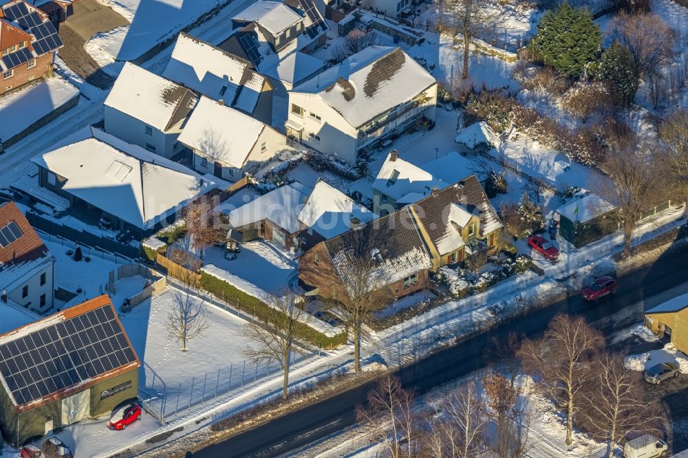 Luftaufnahme Werl - Winterluftbild Wohngebiet einer Einfamilienhaus- Siedlung Bundesstraße in Werl im Bundesland Nordrhein-Westfalen, Deutschland