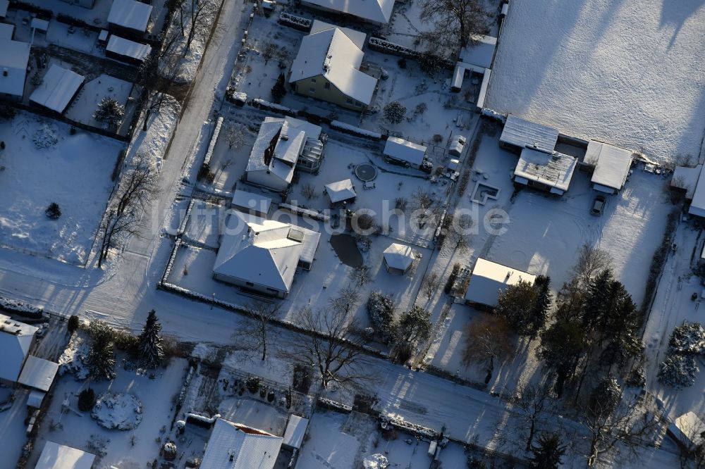 Luftaufnahme Fredersdorf-Vogelsdorf - Winterluftbild Wohngebiet einer Einfamilienhaus- Siedlung Heideweg - Friedrich-Ebert-Straße im Ortsteil Vogelsdorf in Fredersdorf-Vogelsdorf im Bundesland Brandenburg