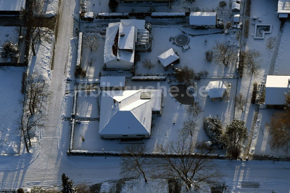 Fredersdorf-Vogelsdorf von oben - Winterluftbild Wohngebiet einer Einfamilienhaus- Siedlung Heideweg - Friedrich-Ebert-Straße im Ortsteil Vogelsdorf in Fredersdorf-Vogelsdorf im Bundesland Brandenburg