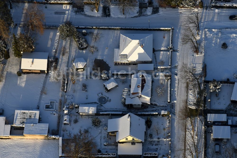 Fredersdorf-Vogelsdorf aus der Vogelperspektive: Winterluftbild Wohngebiet einer Einfamilienhaus- Siedlung Heideweg - Friedrich-Ebert-Straße im Ortsteil Vogelsdorf in Fredersdorf-Vogelsdorf im Bundesland Brandenburg