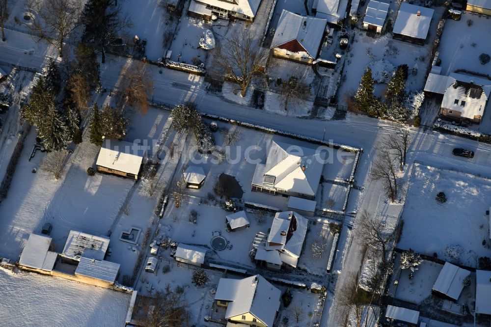 Luftbild Fredersdorf-Vogelsdorf - Winterluftbild Wohngebiet einer Einfamilienhaus- Siedlung Heideweg - Friedrich-Ebert-Straße im Ortsteil Vogelsdorf in Fredersdorf-Vogelsdorf im Bundesland Brandenburg