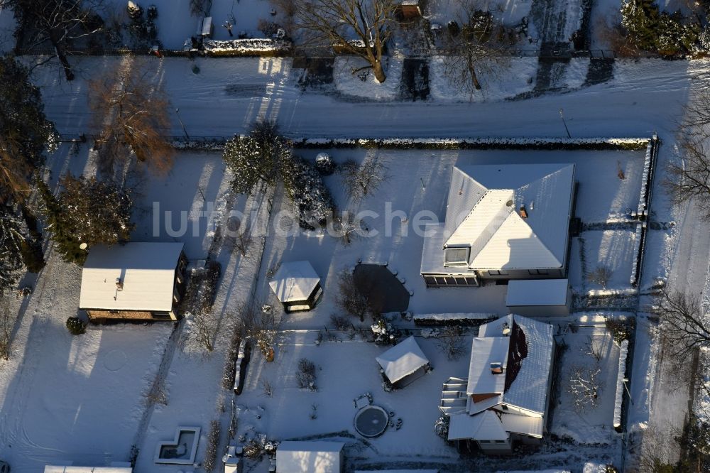 Luftaufnahme Fredersdorf-Vogelsdorf - Winterluftbild Wohngebiet einer Einfamilienhaus- Siedlung Heideweg - Friedrich-Ebert-Straße im Ortsteil Vogelsdorf in Fredersdorf-Vogelsdorf im Bundesland Brandenburg