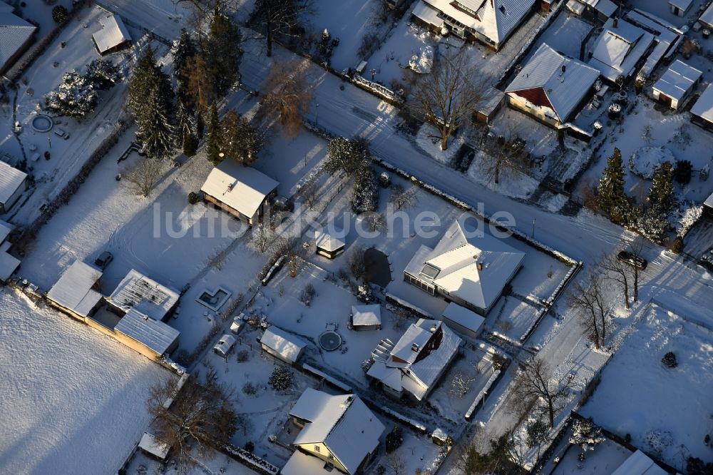 Fredersdorf-Vogelsdorf von oben - Winterluftbild Wohngebiet einer Einfamilienhaus- Siedlung Heideweg - Friedrich-Ebert-Straße im Ortsteil Vogelsdorf in Fredersdorf-Vogelsdorf im Bundesland Brandenburg