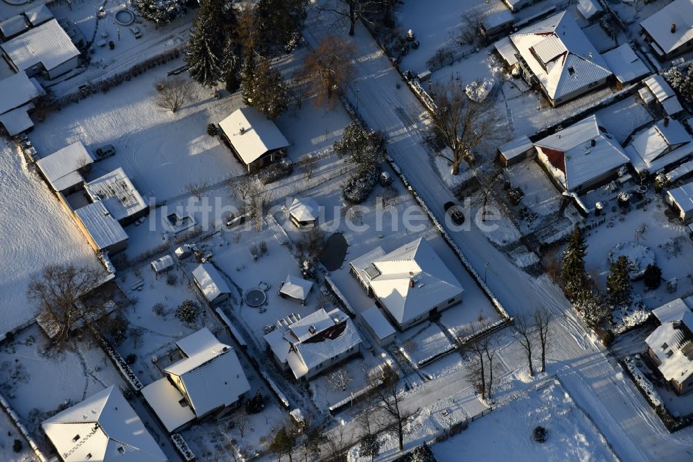 Fredersdorf-Vogelsdorf aus der Vogelperspektive: Winterluftbild Wohngebiet einer Einfamilienhaus- Siedlung Heideweg - Friedrich-Ebert-Straße im Ortsteil Vogelsdorf in Fredersdorf-Vogelsdorf im Bundesland Brandenburg