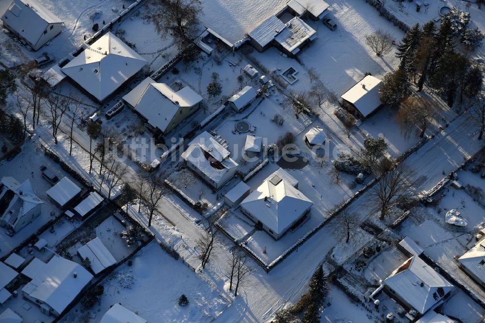 Luftaufnahme Fredersdorf-Vogelsdorf - Winterluftbild Wohngebiet einer Einfamilienhaus- Siedlung Heideweg - Friedrich-Ebert-Straße im Ortsteil Vogelsdorf in Fredersdorf-Vogelsdorf im Bundesland Brandenburg