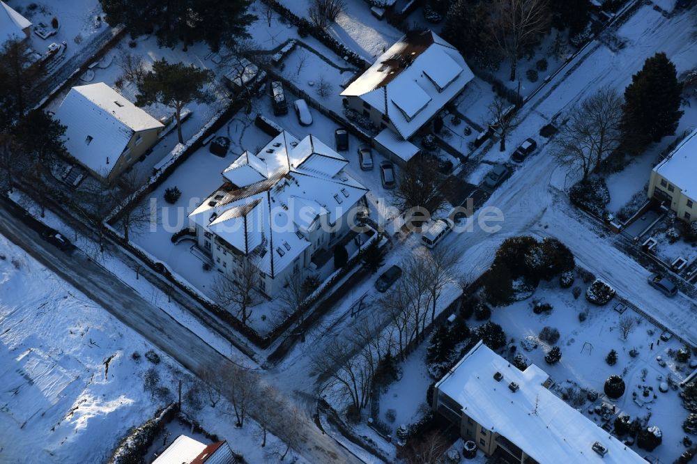 Berlin aus der Vogelperspektive: Winterluftbild Wohngebiet der Mehrfamilienhaussiedlung Dirschauer Straße - Neuenhagener Straße im Ortsteil Mahlsdorf in Berlin