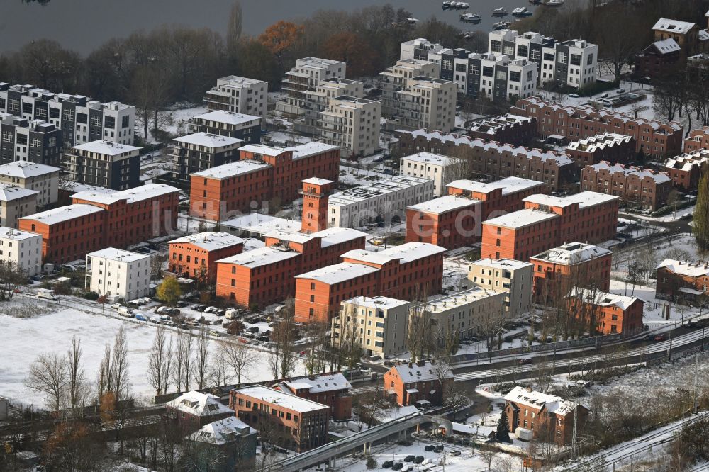 Berlin aus der Vogelperspektive: Winterluftbild Wohngebiet der Mehrfamilienhaussiedlung entlang der Karl-Wilker-Straße - Friedrich-Jacobs-Promenade im Ortsteil Rummelsburg in Berlin, Deutschland