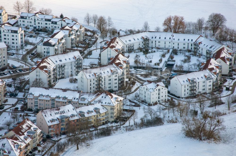 Bernau von oben - Winterluftbild Wohngebiet der Mehrfamilienhaussiedlung entlang der Pegasusstraße in Bernau im Bundesland Brandenburg, Deutschland