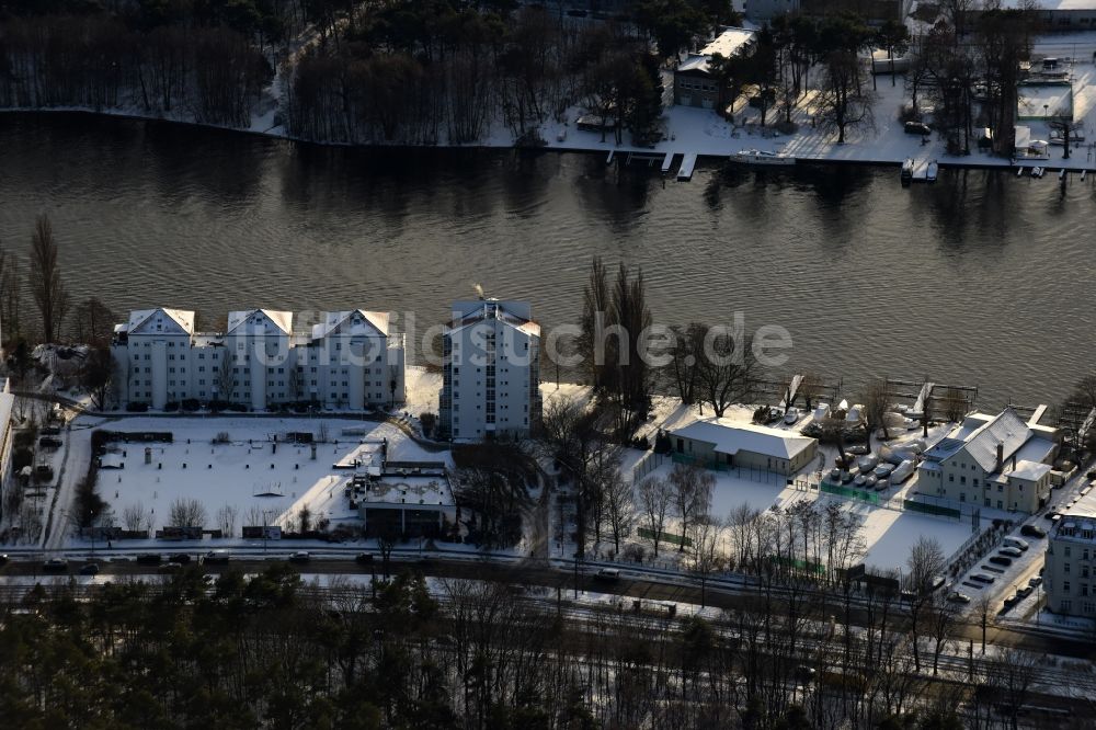 Berlin von oben - Winterluftbild Wohngebiet der Mehrfamilienhaussiedlung Am Ufer der Spree - An der Wuhlheide im Ortsteil Oberschöneweide in Berlin