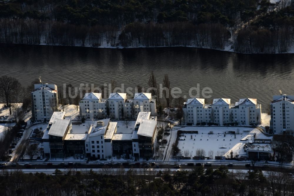 Berlin aus der Vogelperspektive: Winterluftbild Wohngebiet der Mehrfamilienhaussiedlung Am Ufer der Spree - An der Wuhlheide im Ortsteil Oberschöneweide in Berlin