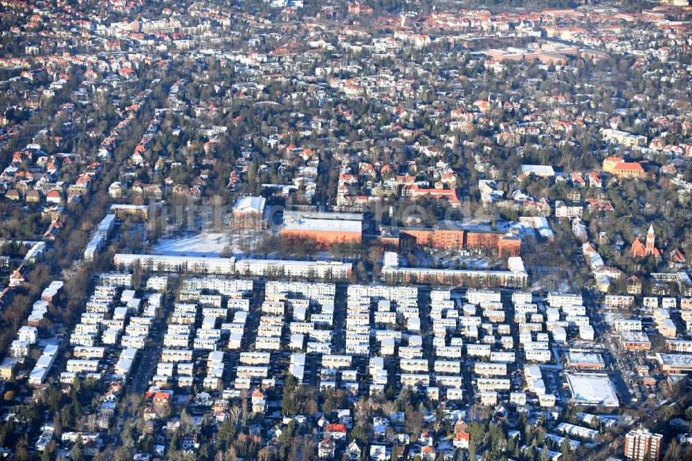 Luftaufnahme Berlin - Winterluftbild Wohngebiet einer Reihenhaus- Siedlung Lausanner Straße - Altdorfer Straße im Ortsteil Lichterfelde in Berlin