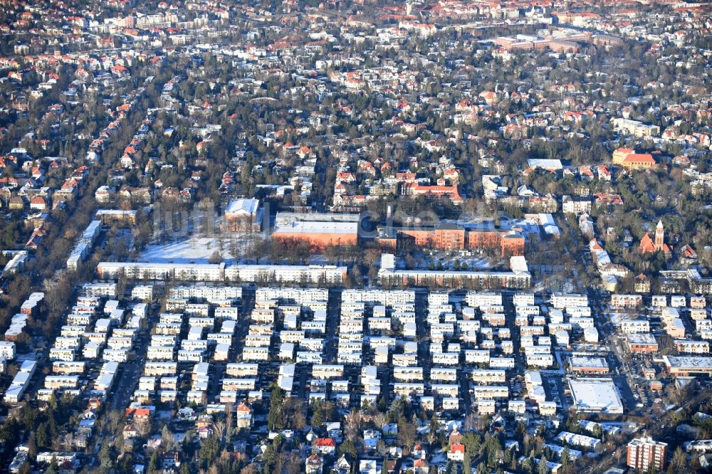 Berlin von oben - Winterluftbild Wohngebiet einer Reihenhaus- Siedlung Lausanner Straße - Altdorfer Straße im Ortsteil Lichterfelde in Berlin