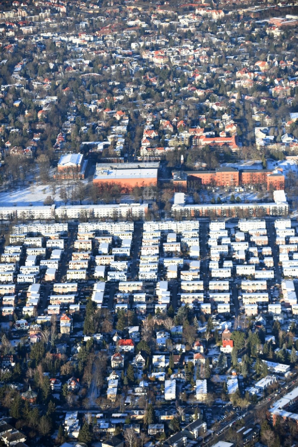 Berlin aus der Vogelperspektive: Winterluftbild Wohngebiet einer Reihenhaus- Siedlung Lausanner Straße - Altdorfer Straße im Ortsteil Lichterfelde in Berlin