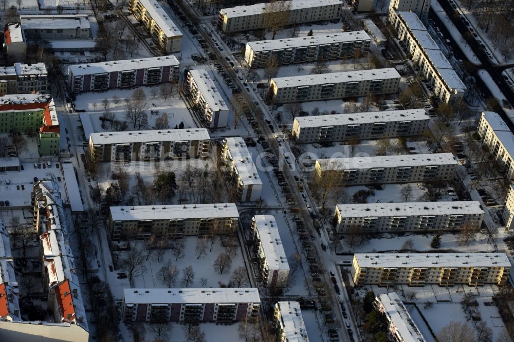 Luftbild Berlin - Winterluftbild Wohngebiet einer Reihenhaus- Siedlung Plönzeile - Kottmeierstraße - Rathenaustraße im Ortsteil Oberschöneweide in Berlin