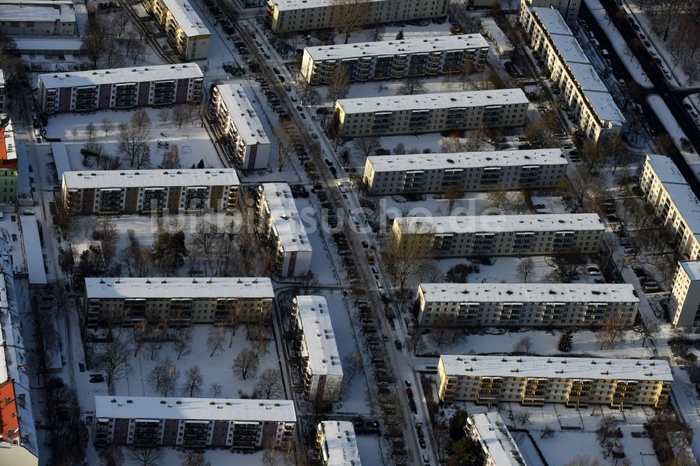 Luftaufnahme Berlin - Winterluftbild Wohngebiet einer Reihenhaus- Siedlung Plönzeile - Kottmeierstraße - Rathenaustraße im Ortsteil Oberschöneweide in Berlin