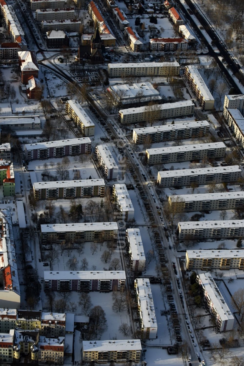 Berlin von oben - Winterluftbild Wohngebiet einer Reihenhaus- Siedlung Plönzeile - Kottmeierstraße - Rathenaustraße im Ortsteil Oberschöneweide in Berlin