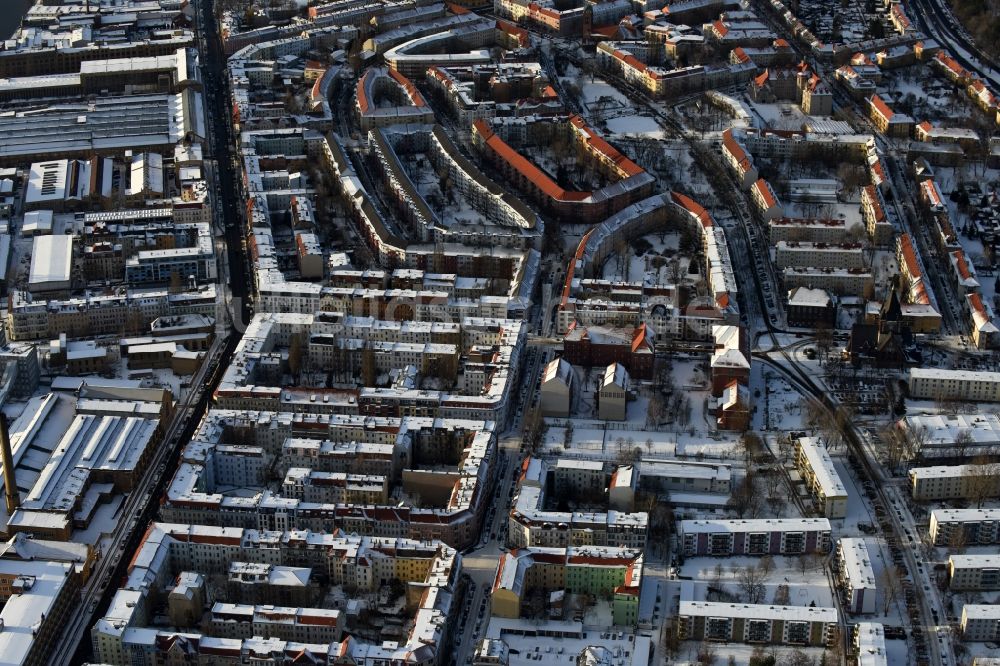 Berlin aus der Vogelperspektive: Winterluftbild Wohngebiet einer Reihenhaus- Siedlung Plönzeile - Kottmeierstraße - Rathenaustraße im Ortsteil Oberschöneweide in Berlin