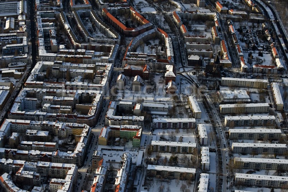 Luftbild Berlin - Winterluftbild Wohngebiet einer Reihenhaus- Siedlung Plönzeile - Kottmeierstraße - Rathenaustraße im Ortsteil Oberschöneweide in Berlin