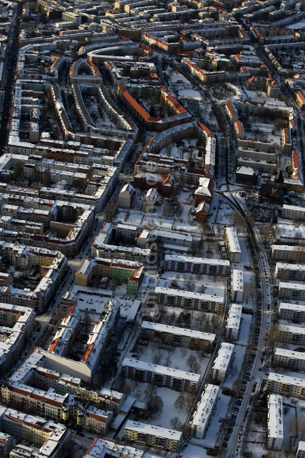 Luftaufnahme Berlin - Winterluftbild Wohngebiet einer Reihenhaus- Siedlung Plönzeile - Kottmeierstraße - Rathenaustraße im Ortsteil Oberschöneweide in Berlin