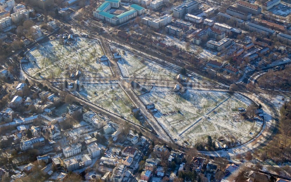 Luftaufnahme Potsdam - Winterluftbild Wohngebiets- Siedlung am Park Russische Kolonie Alexandrowka in Potsdam im Bundesland Brandenburg, Deutschland